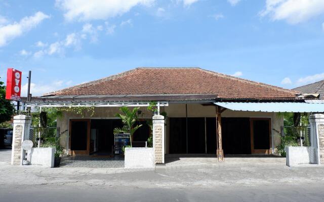 OYO 1196 Hotel Pura Puspa Rosa