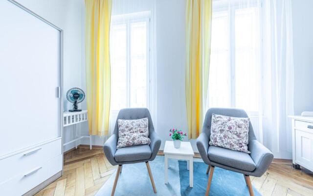 Historic & Luxurious by JR City Apartments