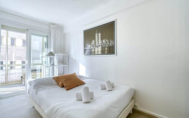 Sunny Apartment With Magnificent View of Plage du Midi Beach