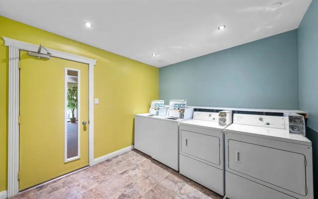 Auberge Shores Inn & Hotel