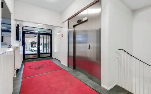 Luxurious 3-Br Apt with Balcony