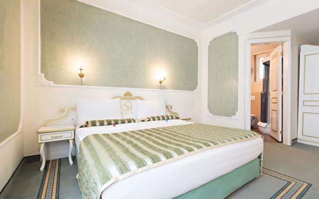 Queen's Astoria Design