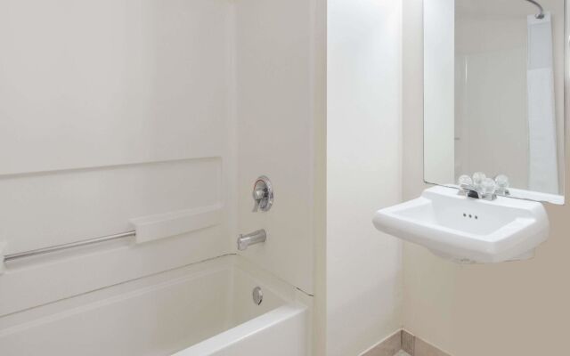 Days Inn & Suites Groton