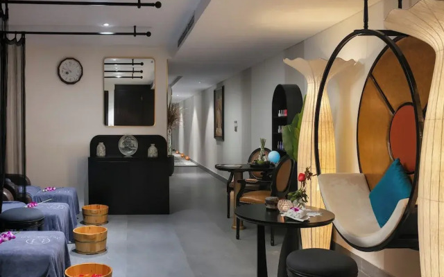 Le Premier Hotel & Rooftop Bar
