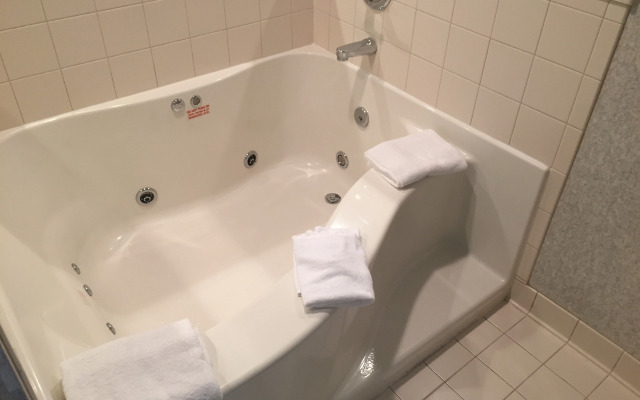 Rodeway Inn & Suites - Charles Town, WV