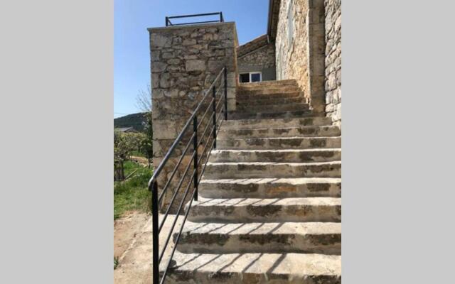 Maison de charme avec piscine couverte et 9000m2