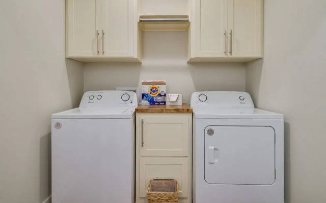 Upscale Texarkana Townhome, Walk to Downtown!