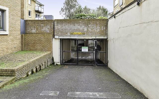 Charming Centrally Located Wimbledon Flat