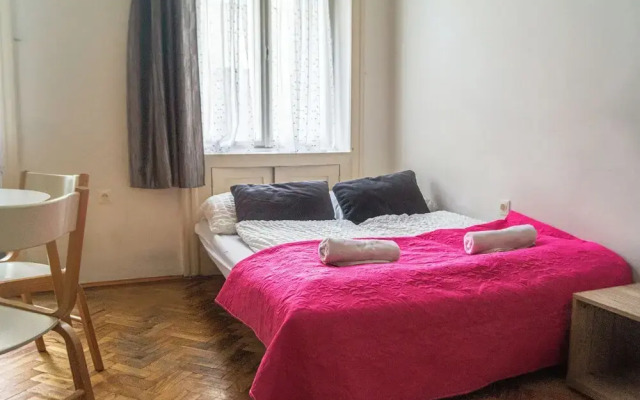 Budget 1BR Apt Sleeps 5 Belvedere