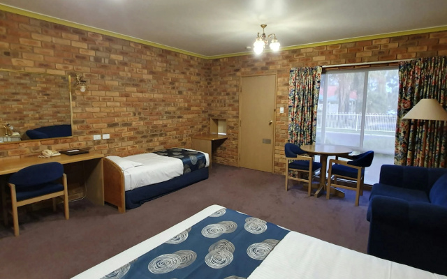 Pines Country Club Motor Inn – Guest Rooms – Shepparton