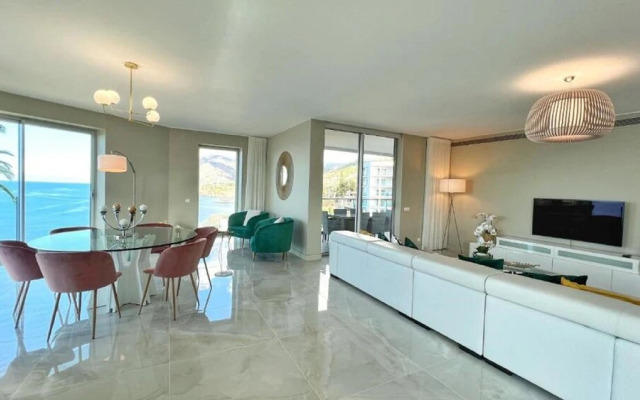 Lux Apartment first row