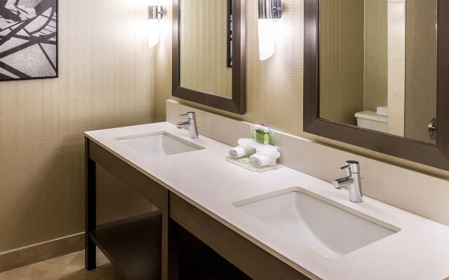 Holiday Inn Express Vancouver-Metrotown (Burnaby), an IHG Hotel