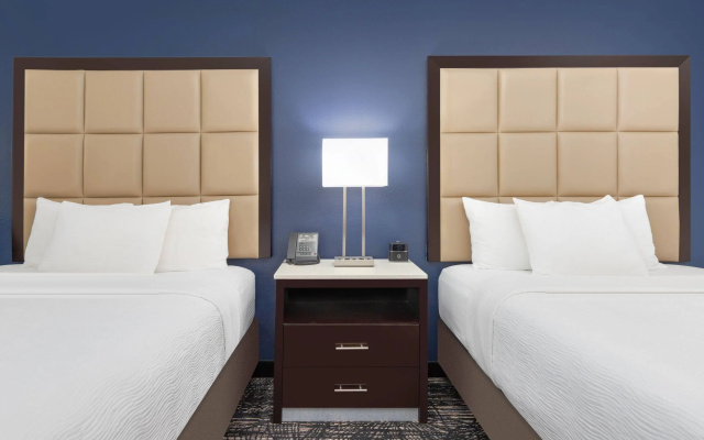 La Quinta Inn & Suites by Wyndham Paris
