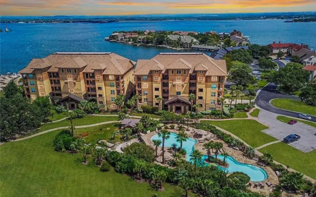 Luxury Waterfront Condo W/pool & Views!