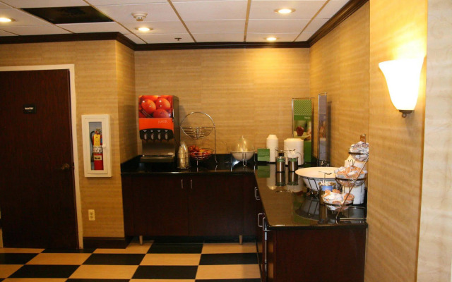 Holiday Inn Express Newark Airport Elizabeth by IHG