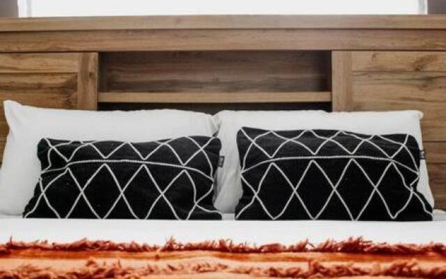 Studio Plezi - Stylish & Modern Apt in Quiet Area