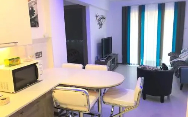 Luxury 2 Bed Apartment Next To the Beach