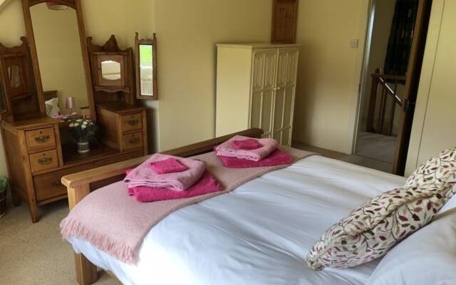 Beautiful 3 Bedroomed Cotswolds Farmhouse