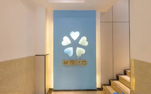 Wisteria Garden Hotel (Nanjing South Railway Station Cuipingshan Subway Station)