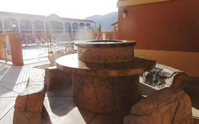 Oasis Inn & Suites Joshua Tree - 29 Palms