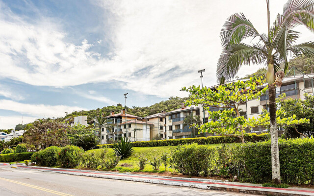 Apto com sacada e churrasq 260m Praia Brava COI302