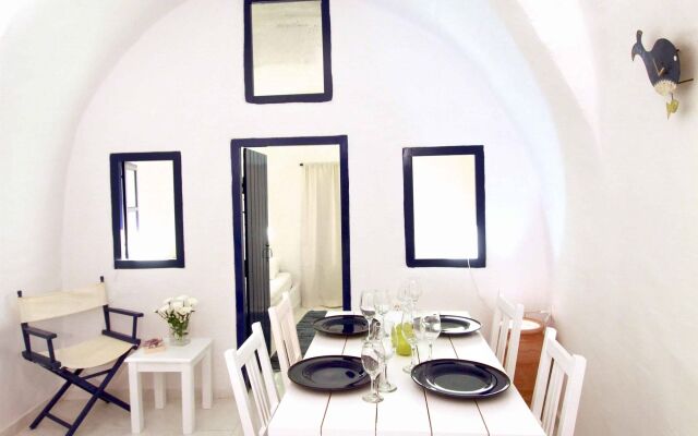 Blu Bianco Cave House