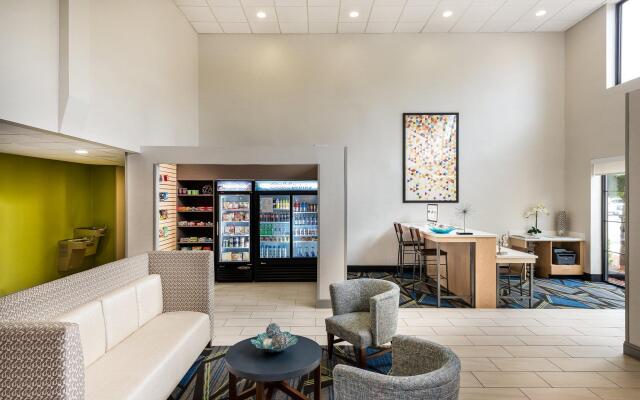 Holiday Inn Express & Suites Charlotte Arpt-Belmont by IHG