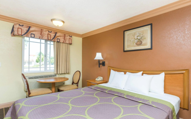 Super 8 by Wyndham Azusa