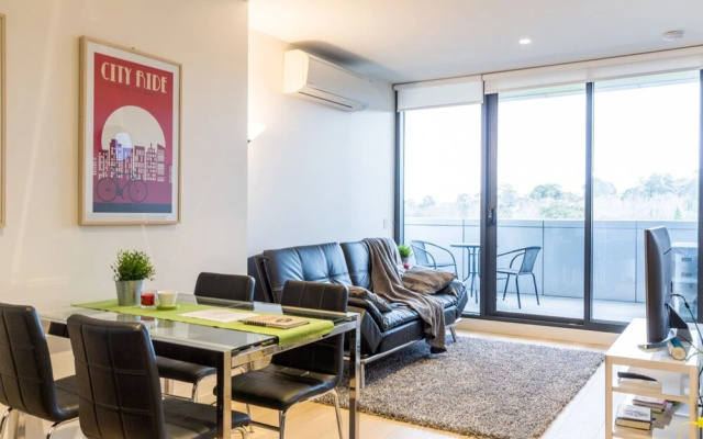 Modern 1 Bedroom in Tranquil Parklands – Guest Rooms – Melbourne