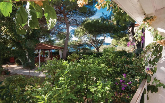 Three-Bedroom Apartment in Brodarica