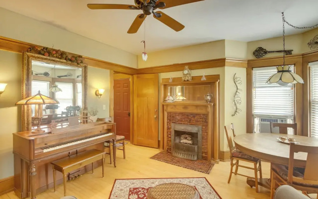 Algoma Victorian - Steps to Lake Michigan!