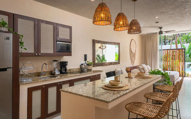 Studio wterrace, hammock, and pool access