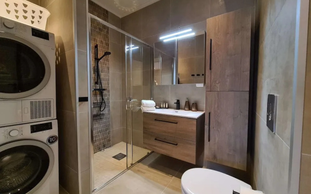 Spacious And Modern 3-bedroom Near Center, Free Parking
