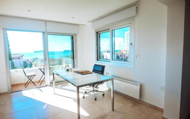 Amathus suite with sea view