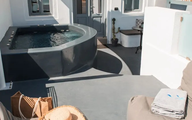 Almyra Studios & Apartments