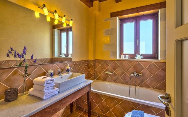 Emerald Villa 70m From the Beach