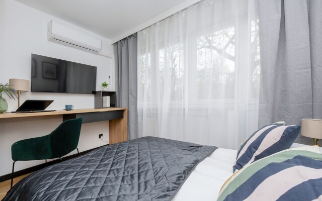 Black & Wooden Apartment by Renters