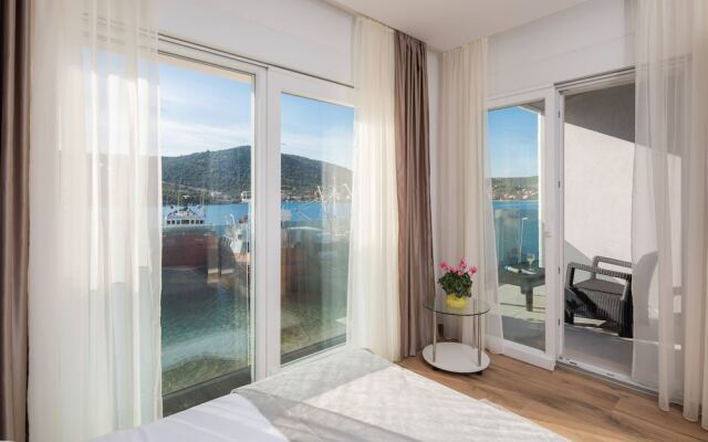 Beachfront Villa Seashell with Pool