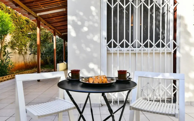 Groovy Apartment by the Sea with Garden