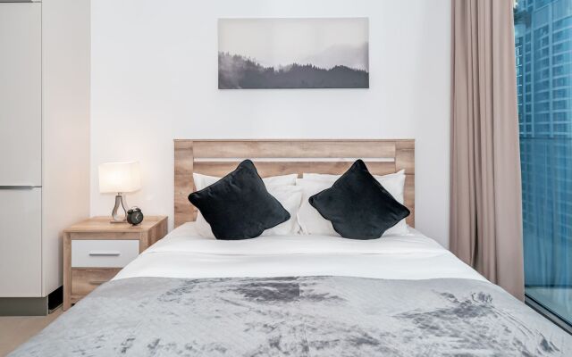 Unique bright studio with balcony in Marina Gate