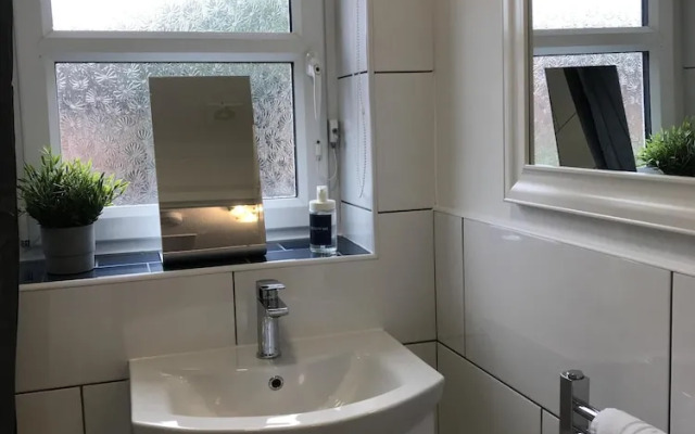 Modern 3-bed House With Parking Bamber Bridge, Preston