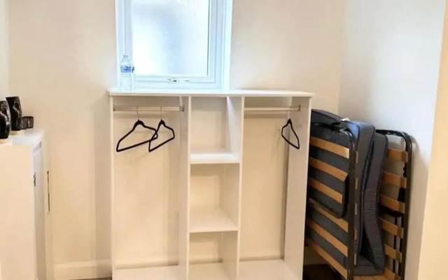 4 Bed House-garden-parking-15 min Elizabeth Line