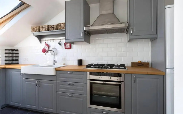 Spacious 3 bedroom flat with terrace