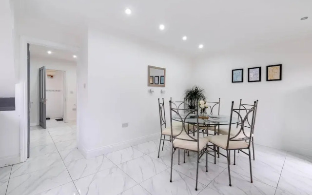 3 Bedroom House with Parking in Windsor