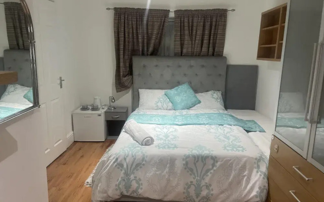 Luxurious 6-bed Entire House in London Ilford