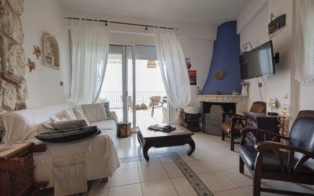 Poseidon Seafront Apartment by Rentalspro