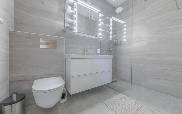 Peach Seaview 3 Bedroom Apartment