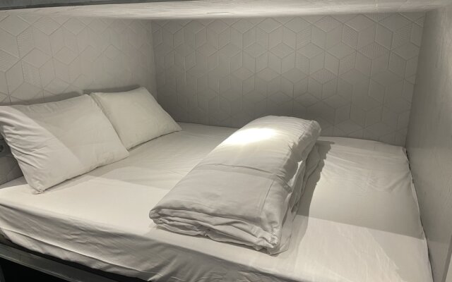 Diamond Capsule Hotel Amsterdam South