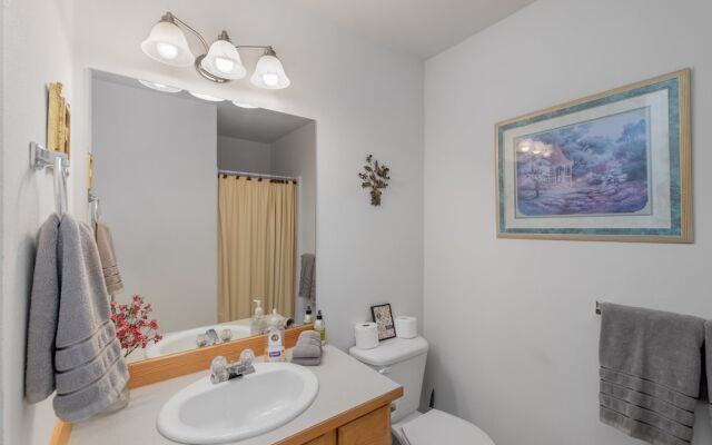 Suite Serenity 3 Bedroom Condo by NW Comfy Cabins by RedAwning