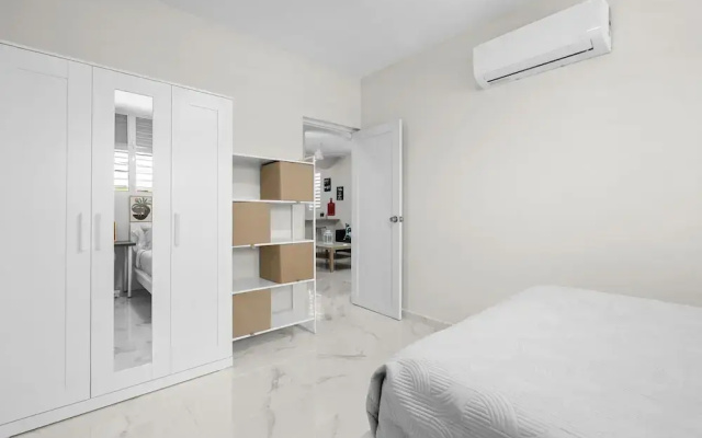 Modern 2 BR Apt Great Location Smart TV AC